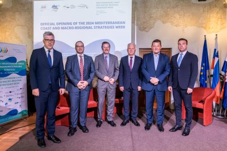 Skupinska fotografija z odprtja Tedna sredozemske obale in makroregionalnih strategij. Foto: Branko Furlanič.